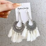 Kolczyki wiszące koła białe frędzle chwosty