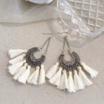 Kolczyki wiszące koła białe frędzle chwosty