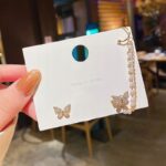 Kolczyk złoty motyle cyrkonie perły łańcuszek