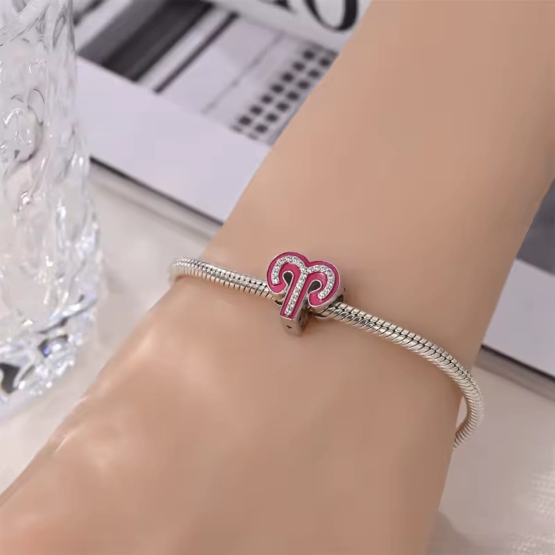 Charms Różowy Znak Zodiaku Baran do Pandory Srebro 925 Różowy znak Barana z cyrkoniami na srebrnej bransoletce założonej na nadgarstek