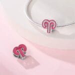 Charms Różowy Znak Zodiaku Baran do Pandory Srebro 925 Symbol Barana na bransoletce oraz luźny koralik od tyłu z napisem Aries na różowym tle