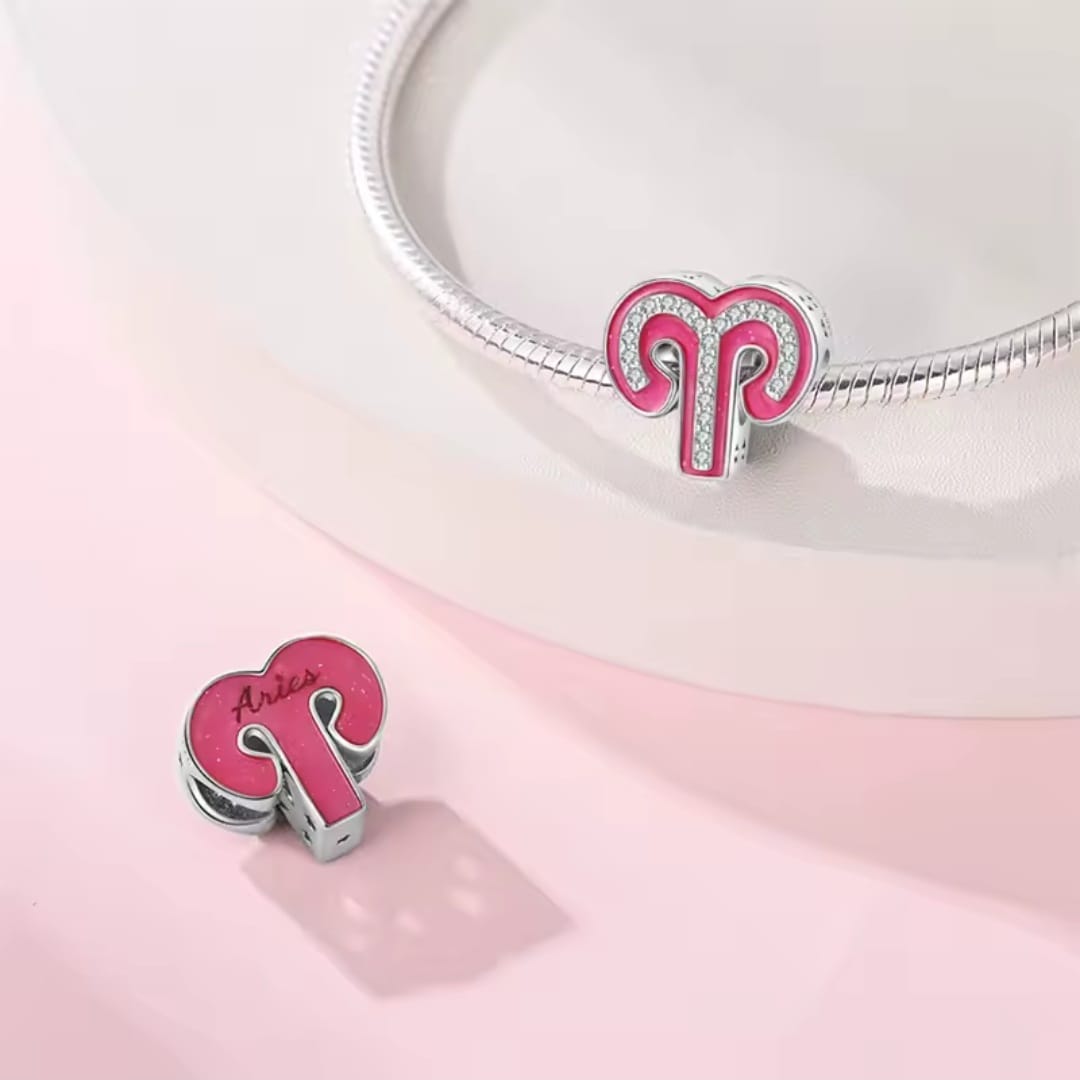 Charms Różowy Znak Zodiaku Baran do Pandory Srebro 925 Symbol Barana na bransoletce oraz luźny koralik od tyłu z napisem Aries na różowym tle