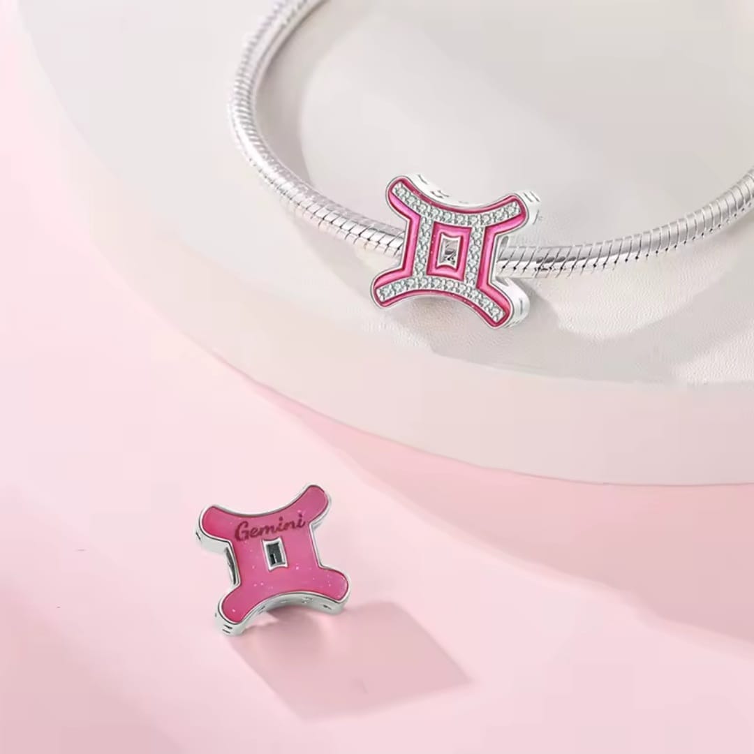 Charms Różowy Znak Zodiaku Bliźnięta do Pandory Srebro 925 Symbol Bliźniąt na bransoletce oraz luźny koralik od tyłu z napisem Gemini na różowym tle