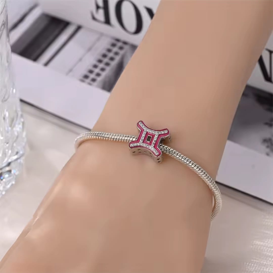 Charms Różowy Znak Zodiaku Bliźnięta do Pandory Srebro 925 Różowy znak Bliźniąt z cyrkoniami na srebrnej bransoletce założonej na nadgarstek