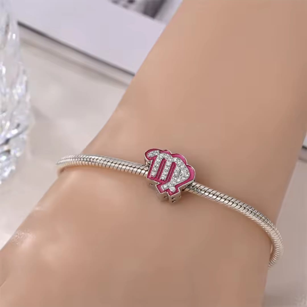 Charms Różowy Znak Zodiaku Panna do Pandory Srebro 925 Różowy znak Panny z cyrkoniami na srebrnej bransoletce założonej na nadgarstek