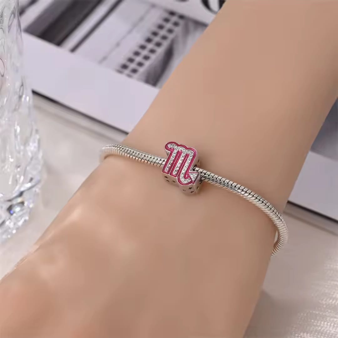 Charms Różowy Znak Zodiaku Skorpion do Pandory Srebro 925 Różowy znak Skorpiona z cyrkoniami na srebrnej bransoletce założonej na nadgarstek
