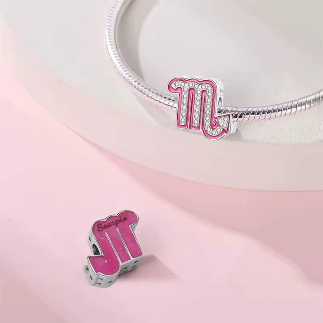 Charms Różowy Znak Zodiaku Skorpion do Pandory Srebro 925 Symbol Skorpiona na bransoletce oraz luźny koralik od tyłu z napisem Scorpio na różowym tle