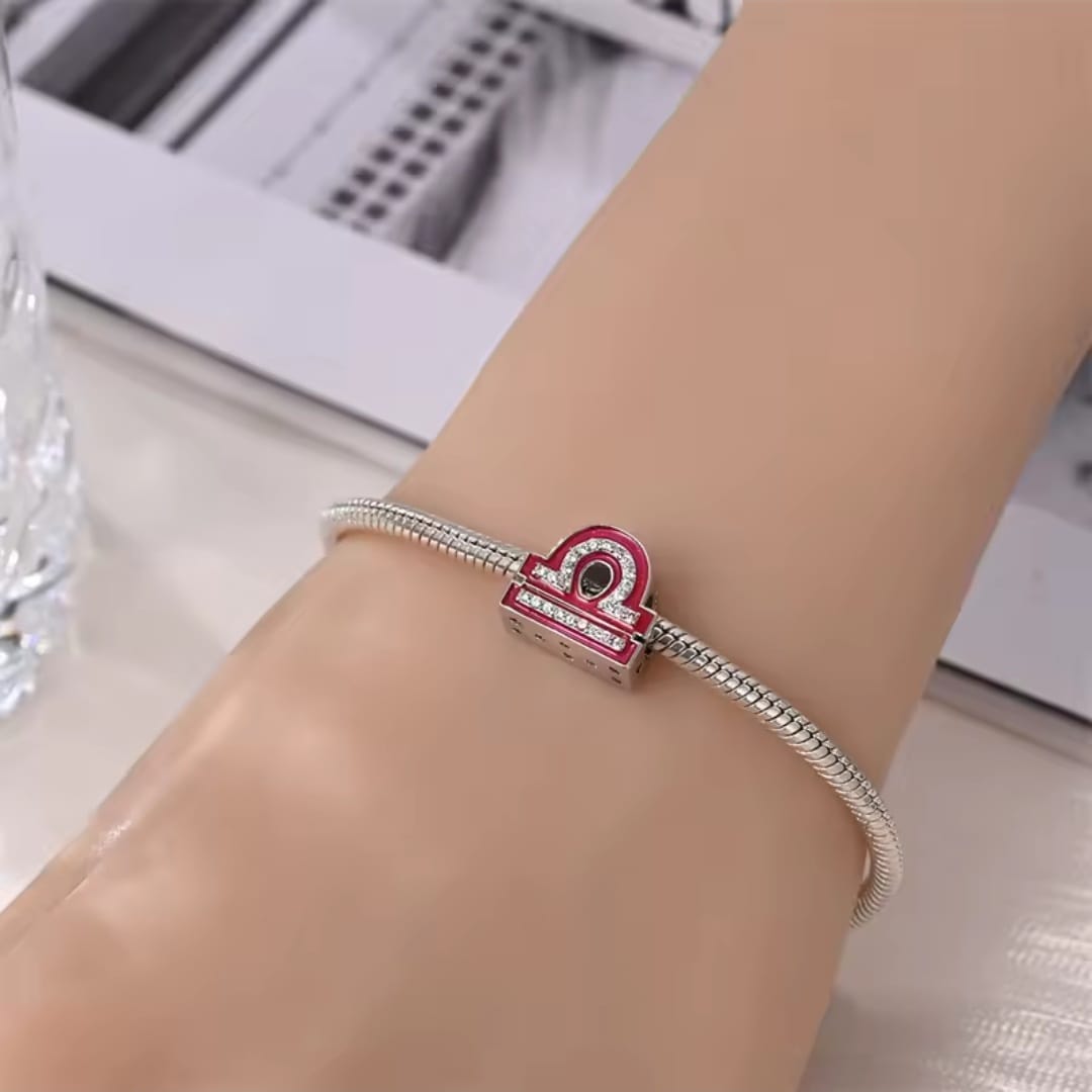 Charms Różowy Znak Zodiaku Waga do Pandory Srebro 925 Różowy znak Wagi z cyrkoniami na srebrnej bransoletce założonej na nadgarstek