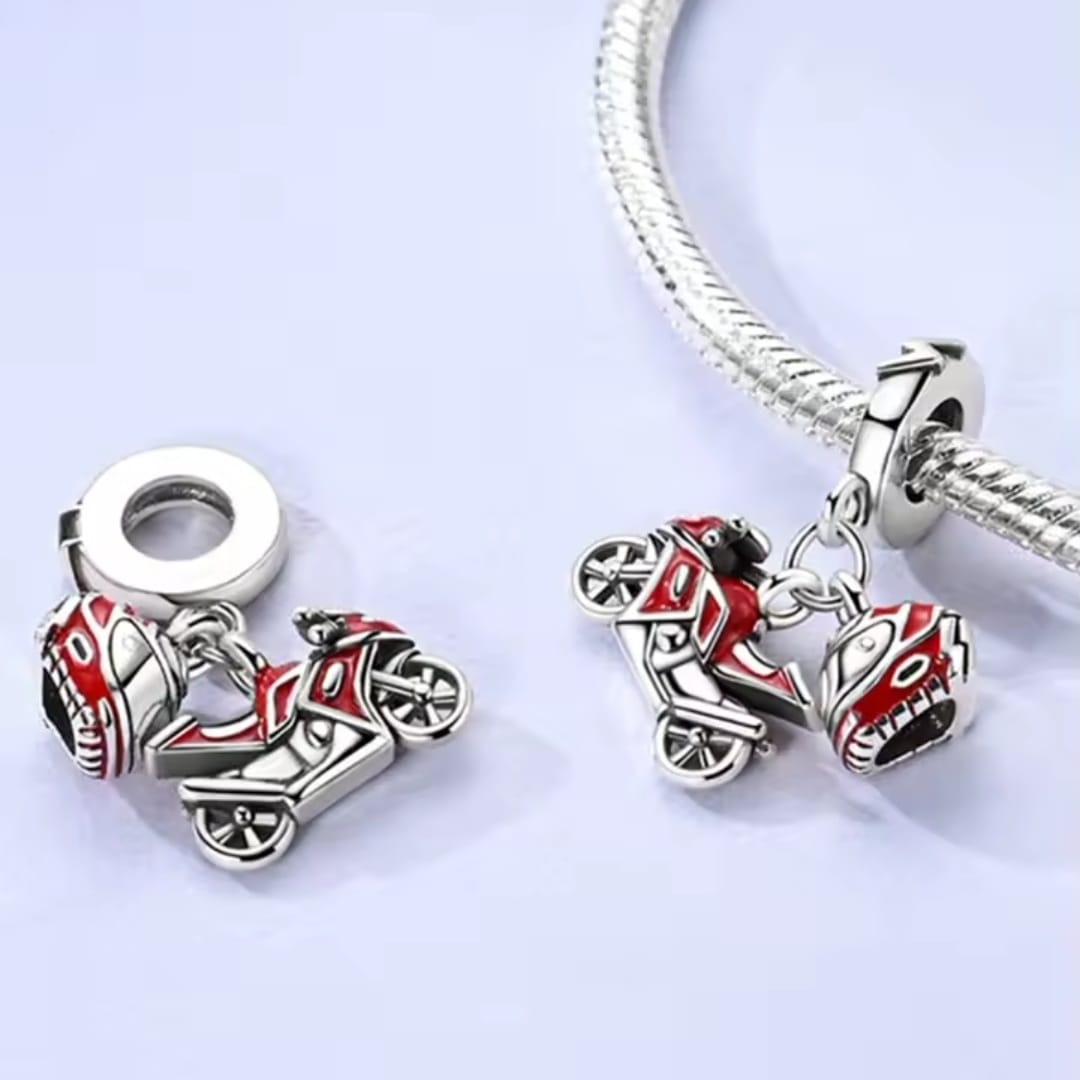 Charms do bransoletki Srebro 925 Motor Czerwony z Kaskiem Charms do bransoletki Srebro 925 Motor Czerwony z Kaskiem